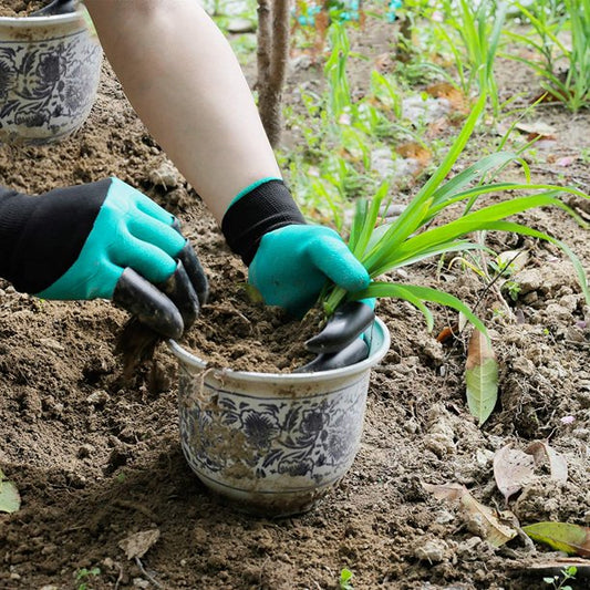 Clawed gardening gloves